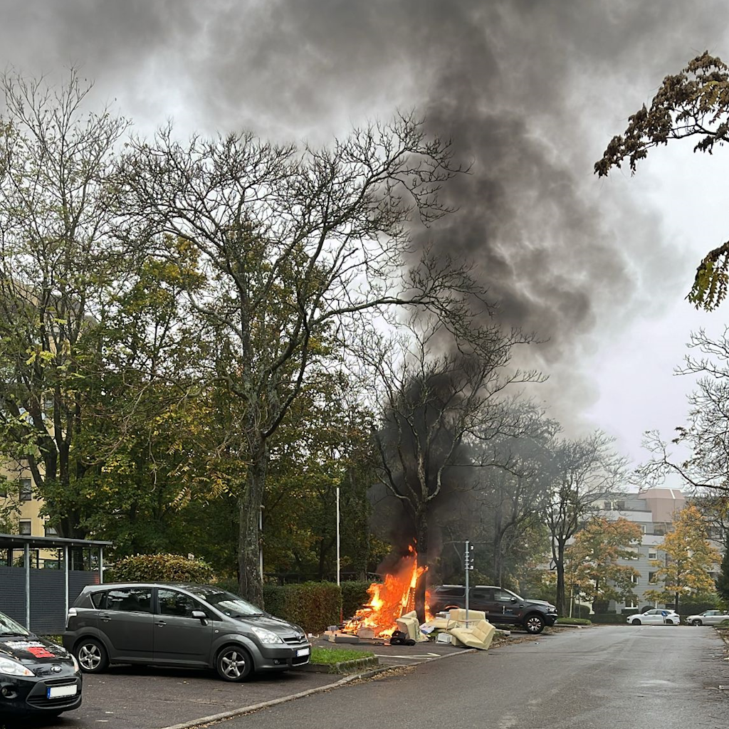 Einsatzfoto Am Morgen wurde der Leitstelle Stuttgart ein Brand an einem Sperrmüllhaufen gemeldet ...