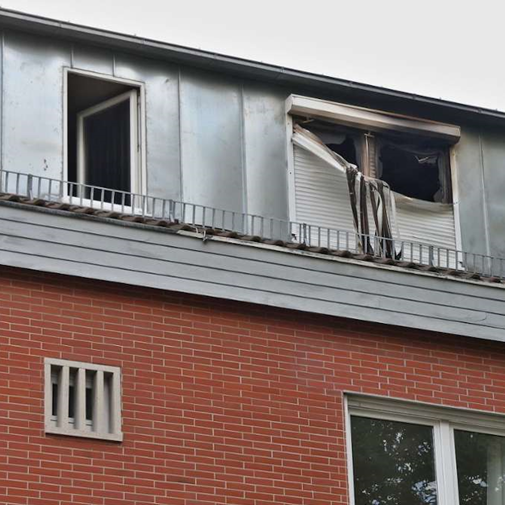 Einsatzfoto Nachmittags kam es in der Rastatter Straße zu einem Wohnungsbrand im Dachgeschoss ...