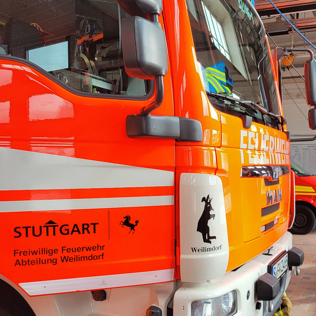 Einsatzfoto Aufgrund eines größeren Dachstuhlbrandes im Stuttgarter Stadtgebiet wurde das HLF 20 ...