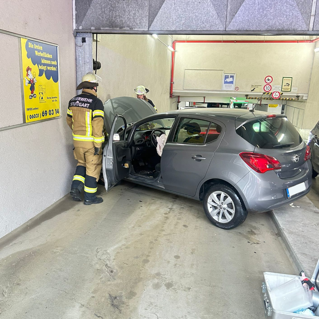 Einsatzfoto Zu einem Verkehrsunfall 1 wurde die Feuerwehr in den Bereich einer Tiefgarage alarmiert ...