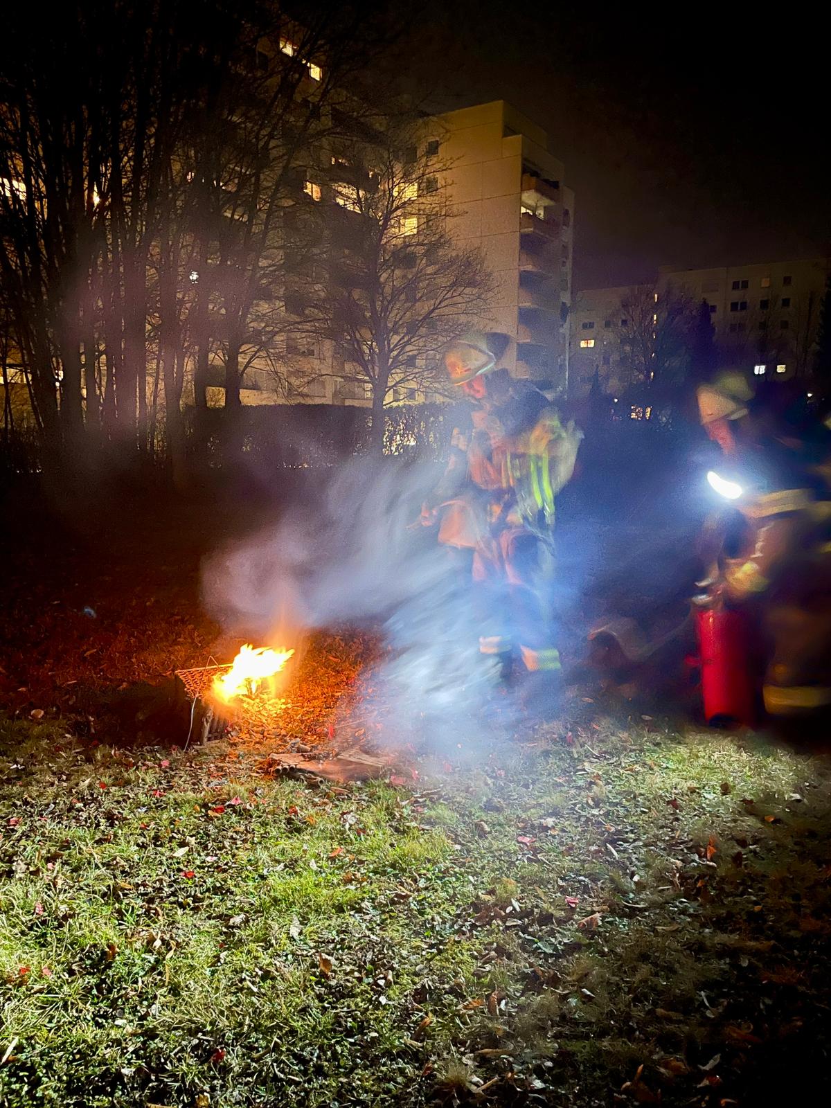 Einsatzfoto Gegen 01:30 Uhr wurde die Feuerwehr zu einem gemeldeten Kleinbrand in der Mittenfeldstraße alarmiert ...